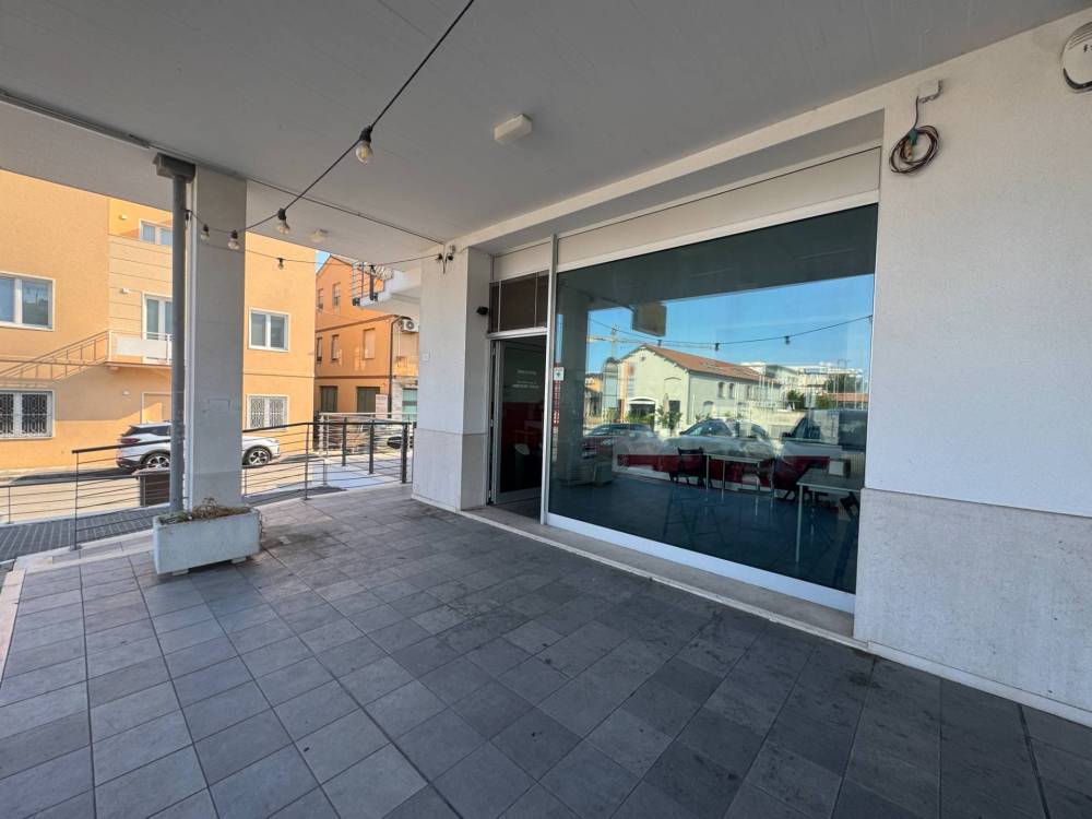 locale commerciale in vendita a Civitanova Marche