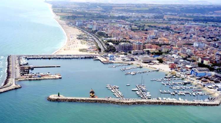 locale commerciale in vendita a Civitanova Marche