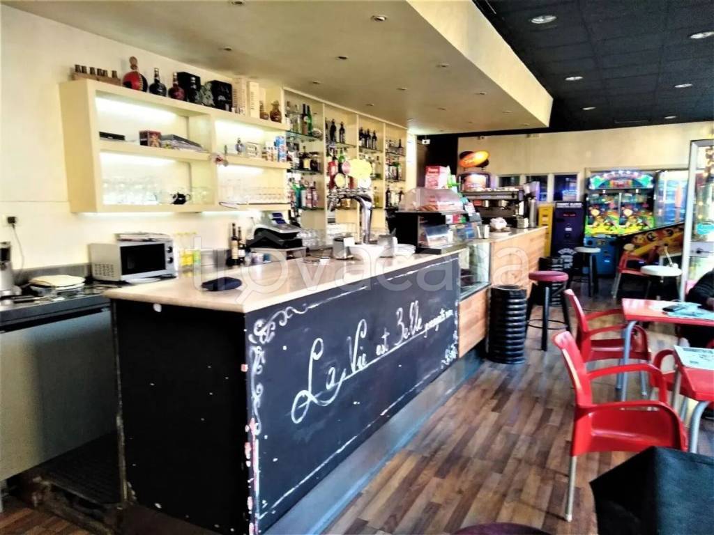 negozio in vendita a Civitanova Marche in zona Porto Civitanova