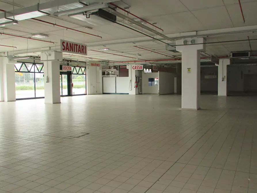 locale commerciale in vendita a Civitanova Marche