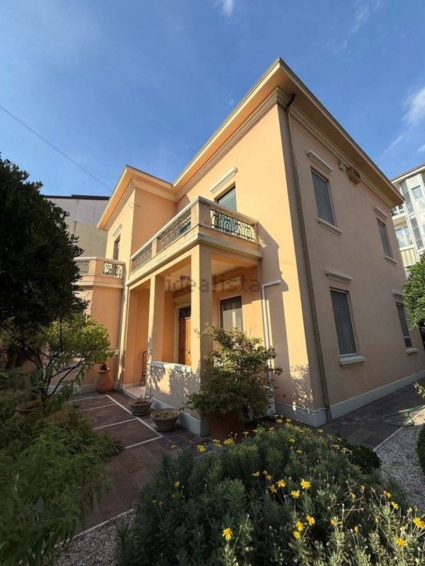 esavano in vendita a Civitanova Marche