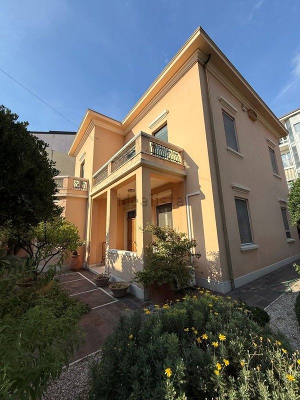 esavano in vendita a Civitanova Marche