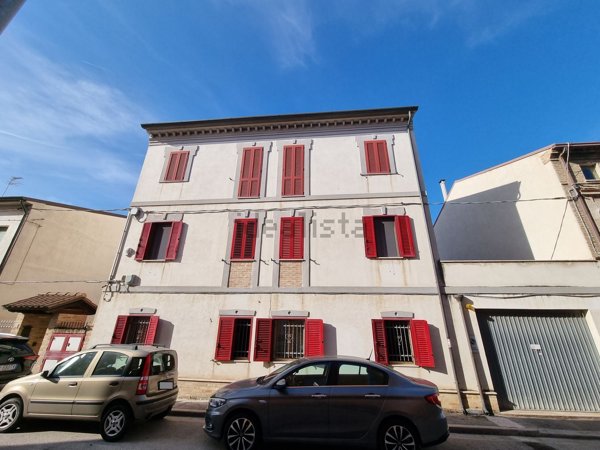 esavano in vendita a Civitanova Marche