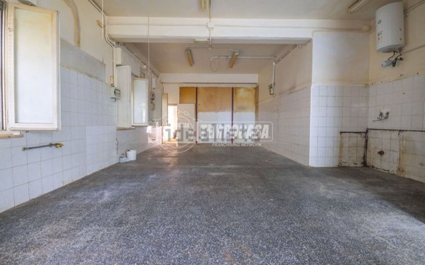 locale commerciale in vendita a Civitanova Marche