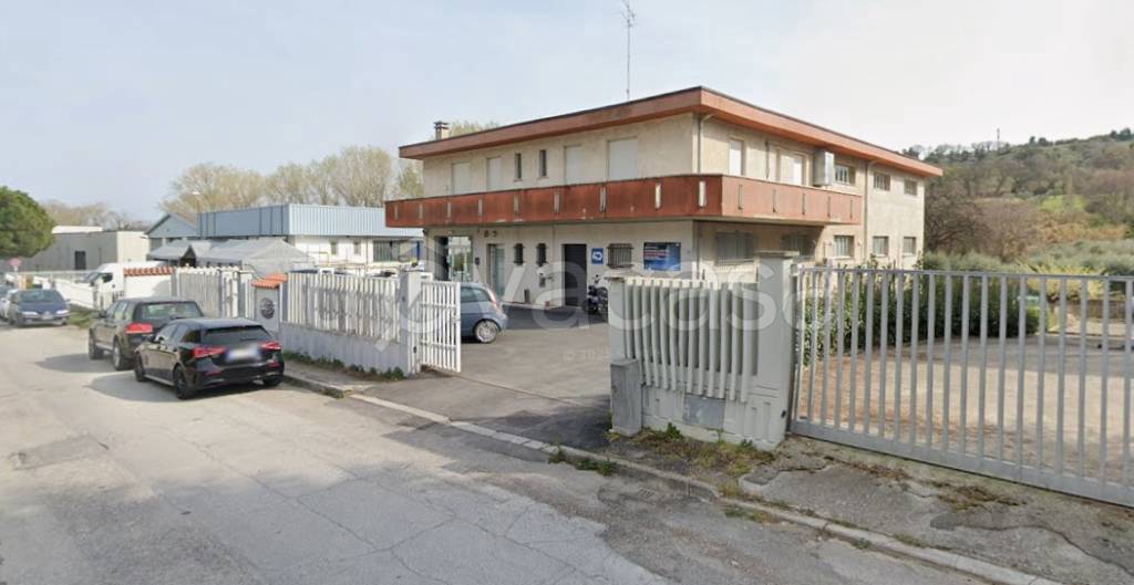 locale commerciale in vendita a Civitanova Marche