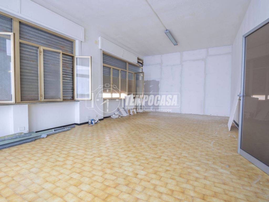 negozio in vendita a Civitanova Marche in zona Fontespina