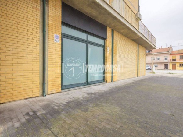 negozio in vendita a Civitanova Marche in zona Fontespina