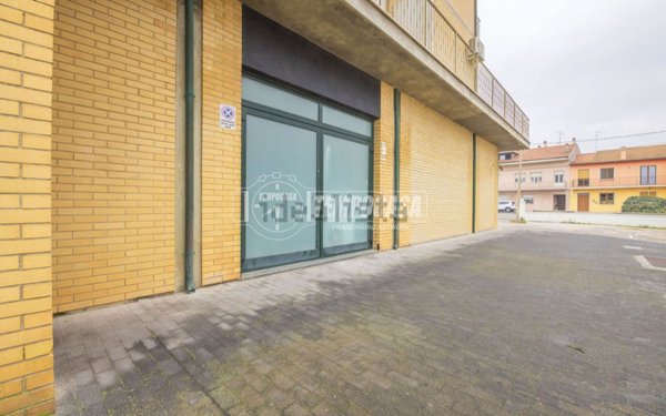 locale commerciale in vendita a Civitanova Marche