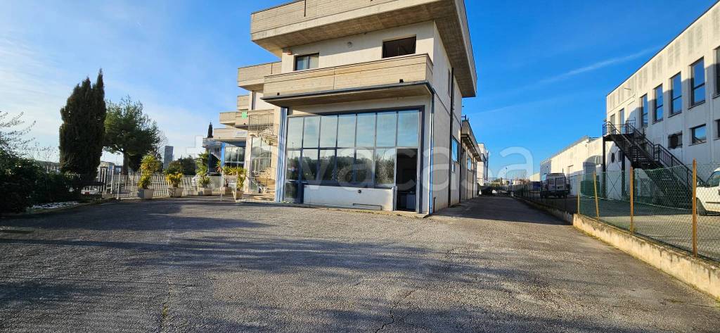 locale commerciale in vendita a Civitanova Marche