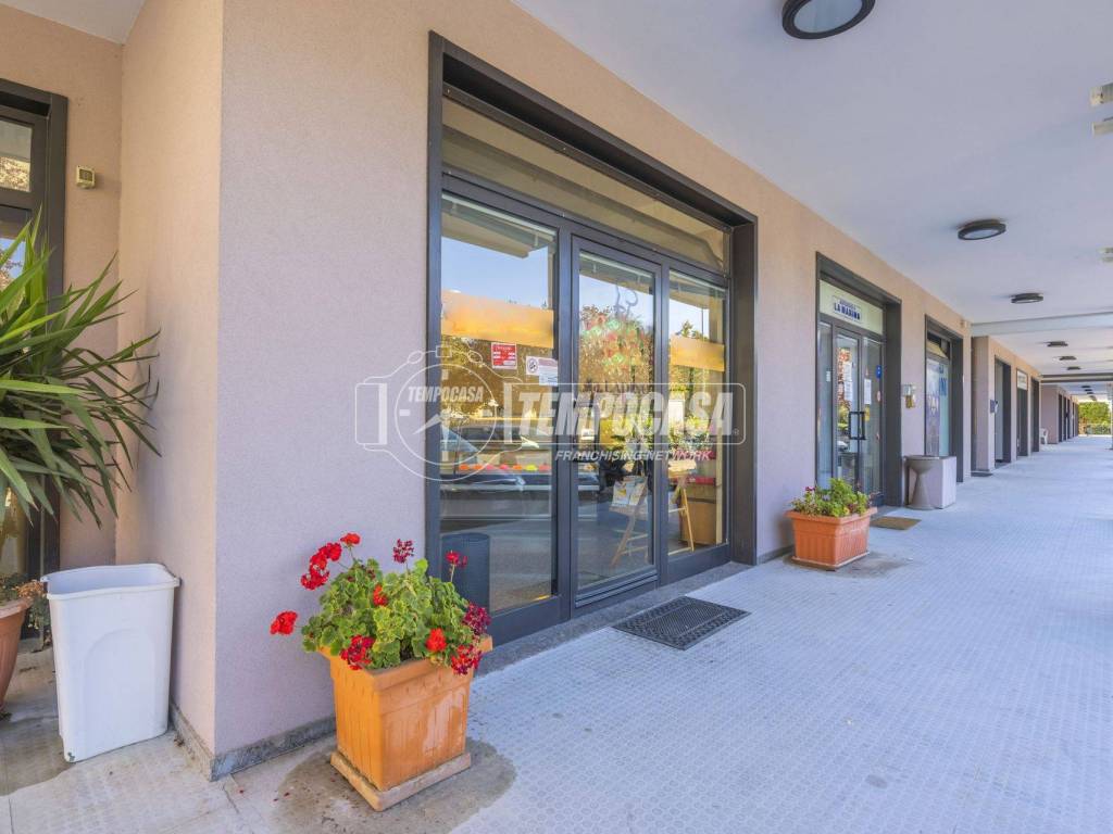 negozio in vendita a Civitanova Marche in zona Fontespina