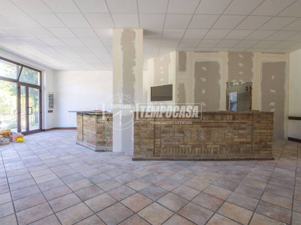 negozio in vendita a Civitanova Marche in zona Santa Maria Apparente