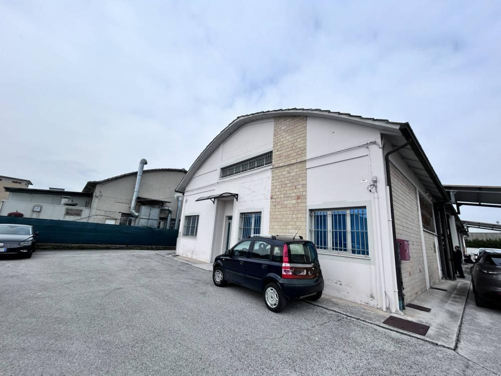 locale di sgombero in vendita a Civitanova Marche