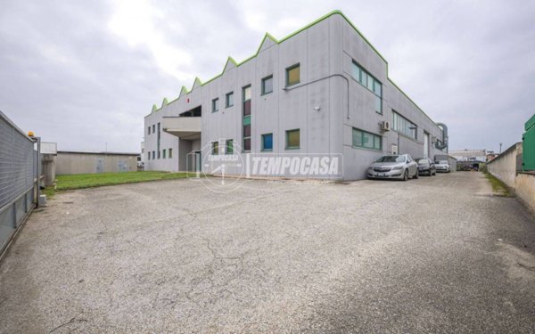 locale commerciale in affitto a Civitanova Marche