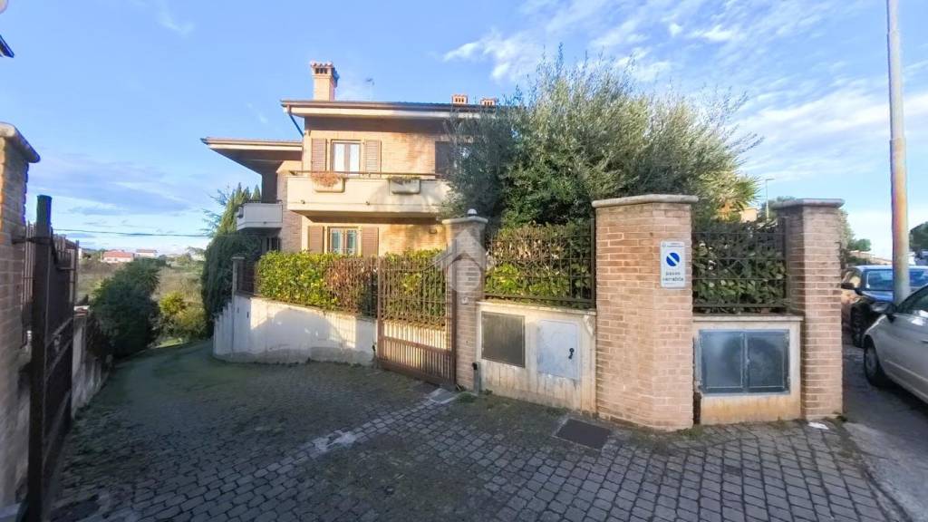 casa indipendente in vendita a Civitanova Marche in zona Maranello