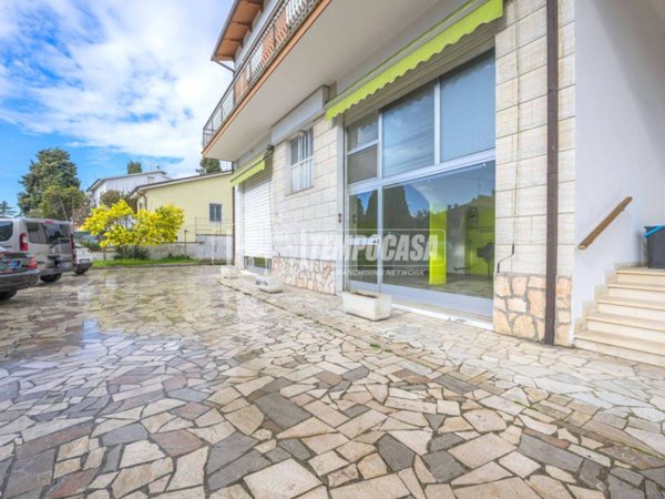 negozio in vendita a Civitanova Marche in zona Santa Maria Apparente