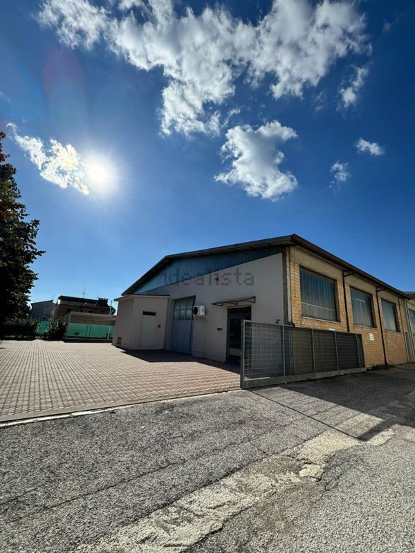 capannone in vendita a Civitanova Marche in zona Santa Maria Apparente