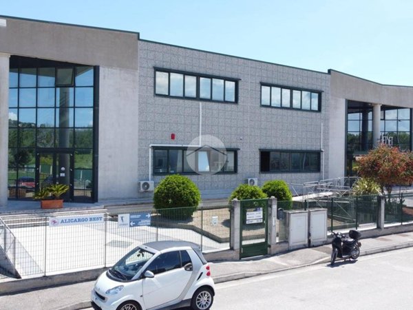 locale commerciale in vendita a Civitanova Marche in zona Santa Maria Apparente