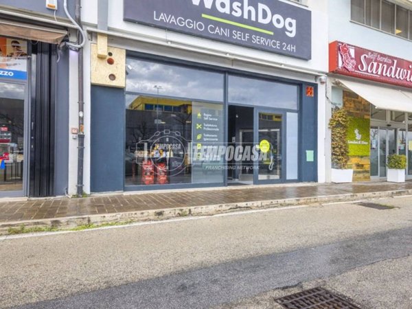 negozio in vendita a Civitanova Marche in zona Santa Maria Apparente