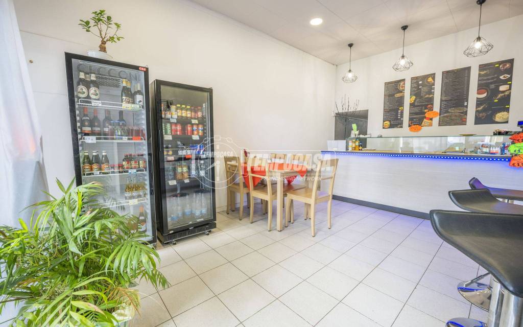 negozio in vendita a Civitanova Marche in zona Porto Civitanova