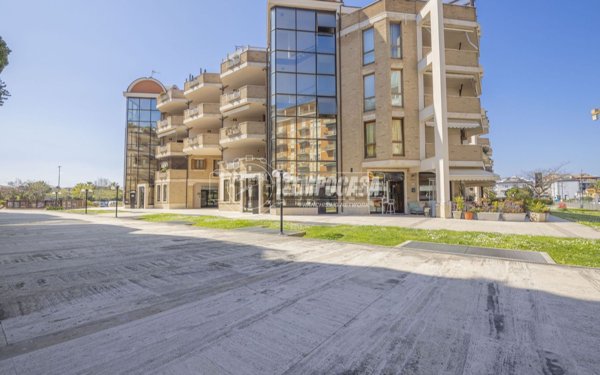 locale commerciale in vendita a Civitanova Marche