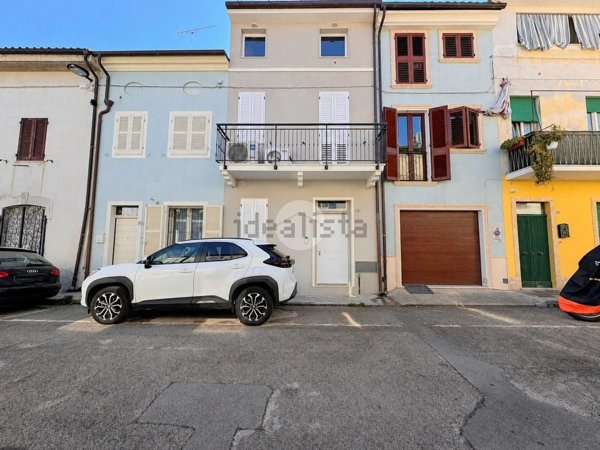 casa semindipendente in vendita a Civitanova Marche in zona Porto Civitanova