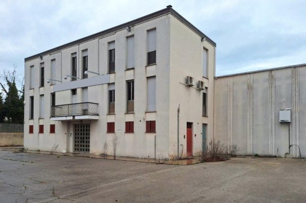capannone in vendita a Civitanova Marche in zona Santa Maria Apparente