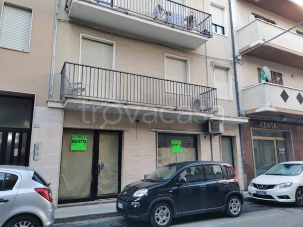 negozio in vendita a Civitanova Marche in zona Porto Civitanova