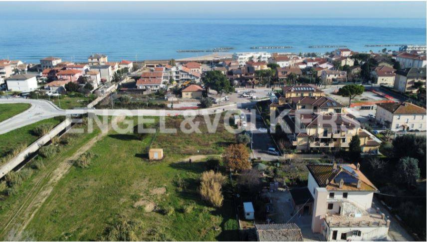 terreno edificabile in vendita a Civitanova Marche in zona Porto Civitanova