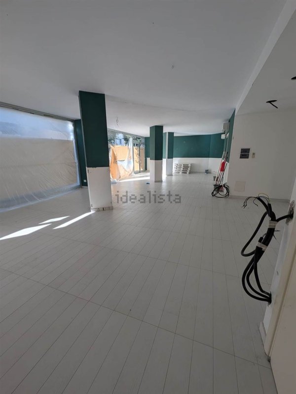 negozio in vendita a Civitanova Marche in zona Porto Civitanova