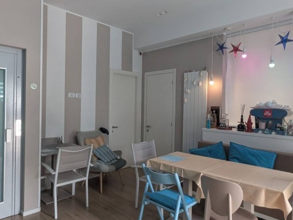 negozio in vendita a Civitanova Marche in zona Porto Civitanova