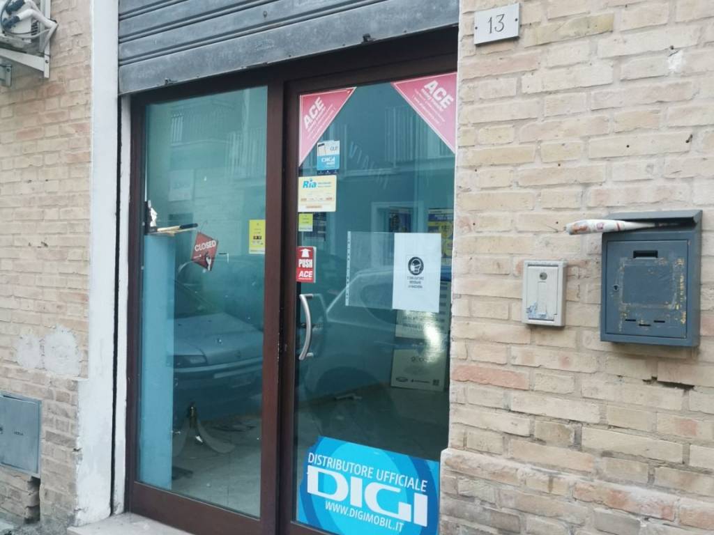 negozio in vendita a Civitanova Marche in zona Porto Civitanova