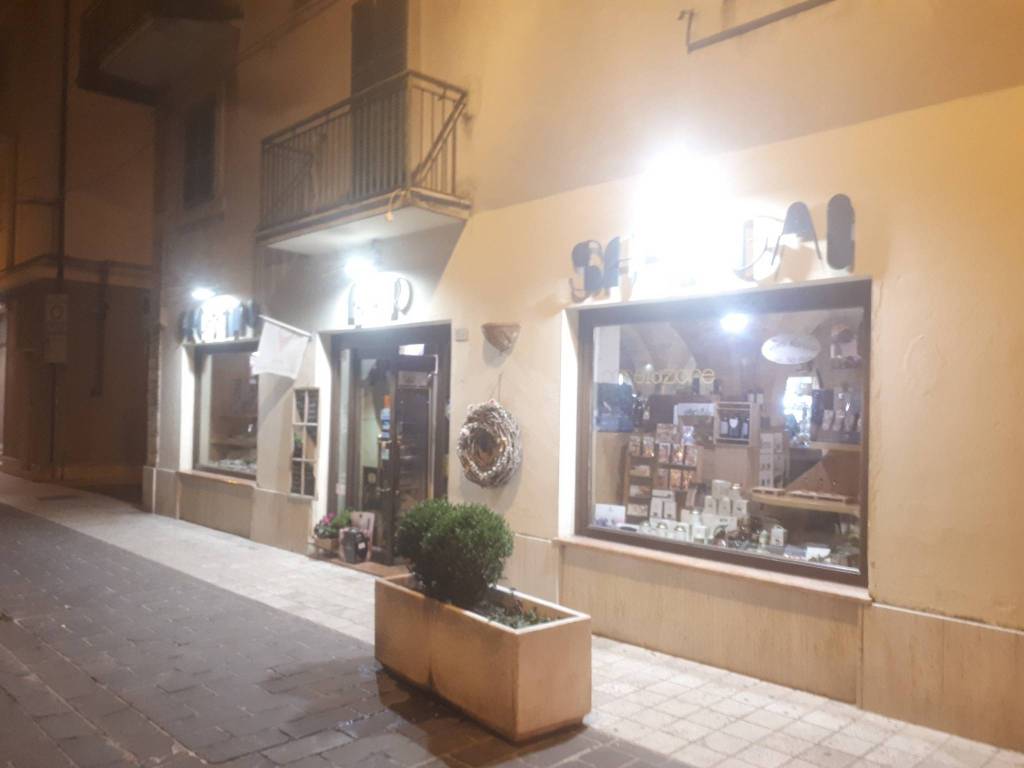 negozio in vendita a Civitanova Marche in zona Porto Civitanova