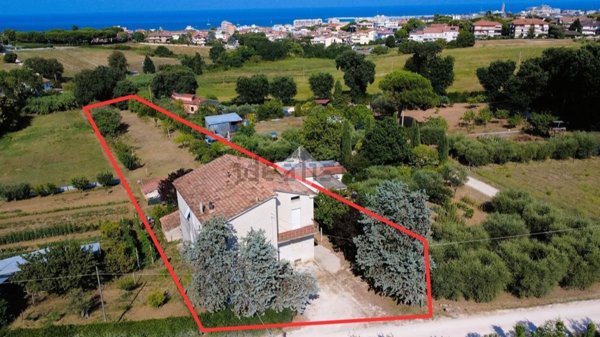 casa indipendente in vendita a Civitanova Marche in zona Maranello