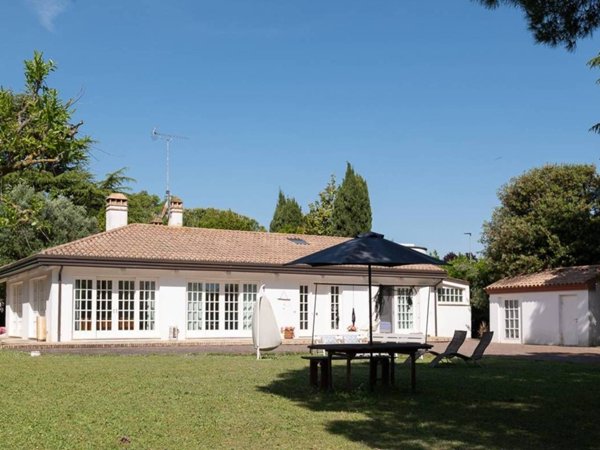 casa indipendente in vendita a Civitanova Marche in zona Maranello