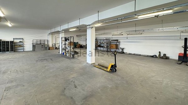 locale commerciale in vendita a Civitanova Marche in zona Porto Civitanova
