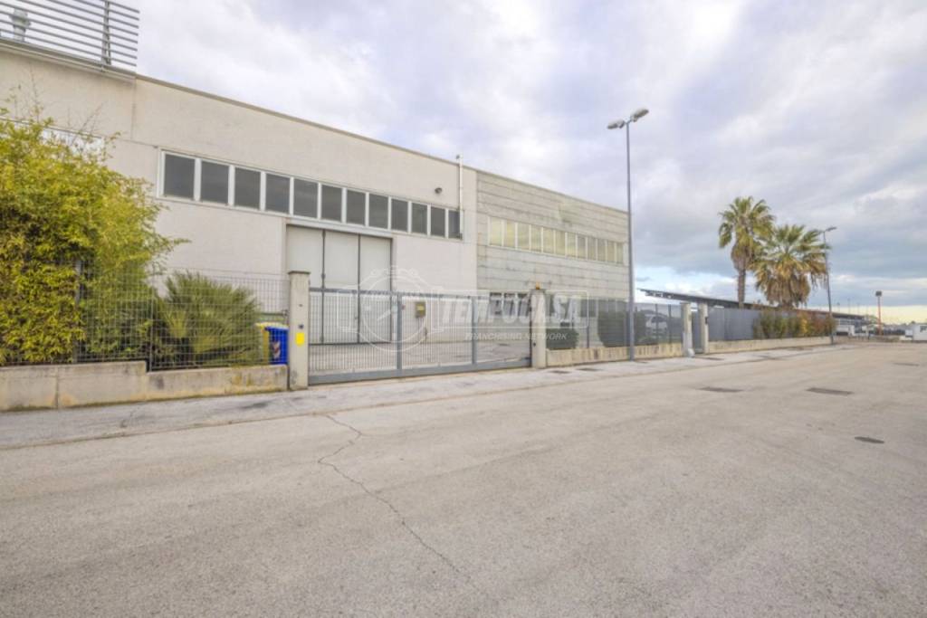 locale commerciale in vendita a Civitanova Marche in zona Santa Maria Apparente