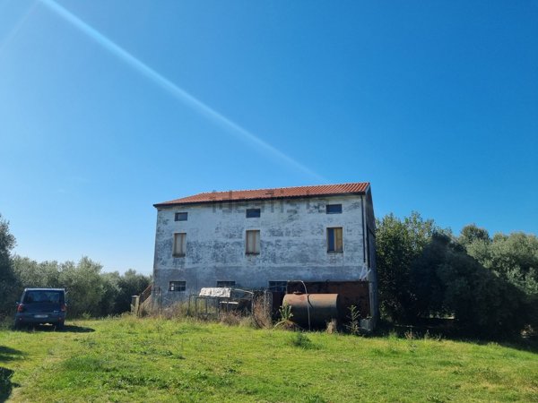 casa indipendente in vendita a Corridonia in zona Colbuccaro