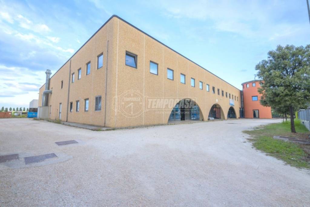 capannone in vendita a Corridonia