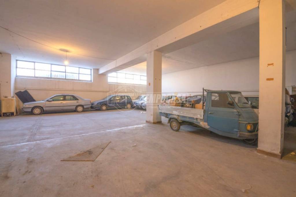 locale commerciale in vendita a Corridonia