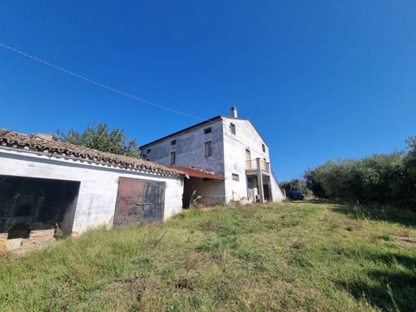 casa indipendente in vendita a Corridonia in zona Colbuccaro