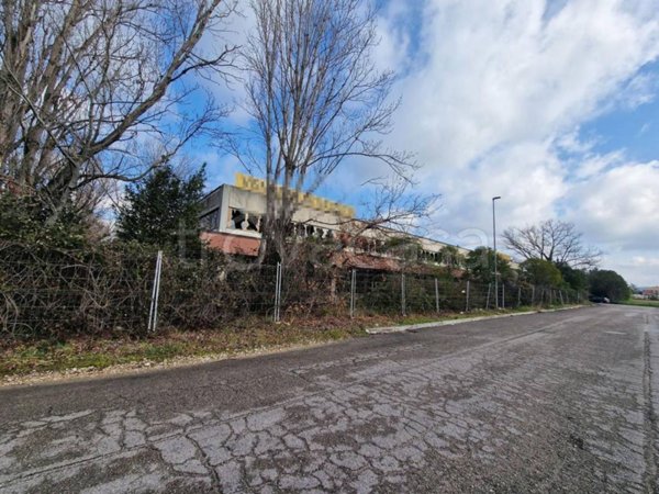 locale commerciale in vendita a Corridonia