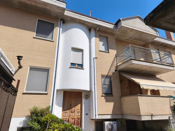 casa indipendente in vendita a Corridonia in zona Colbuccaro