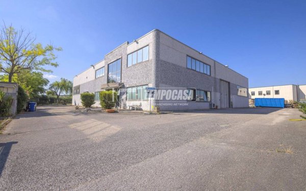 locale commerciale in vendita a Corridonia