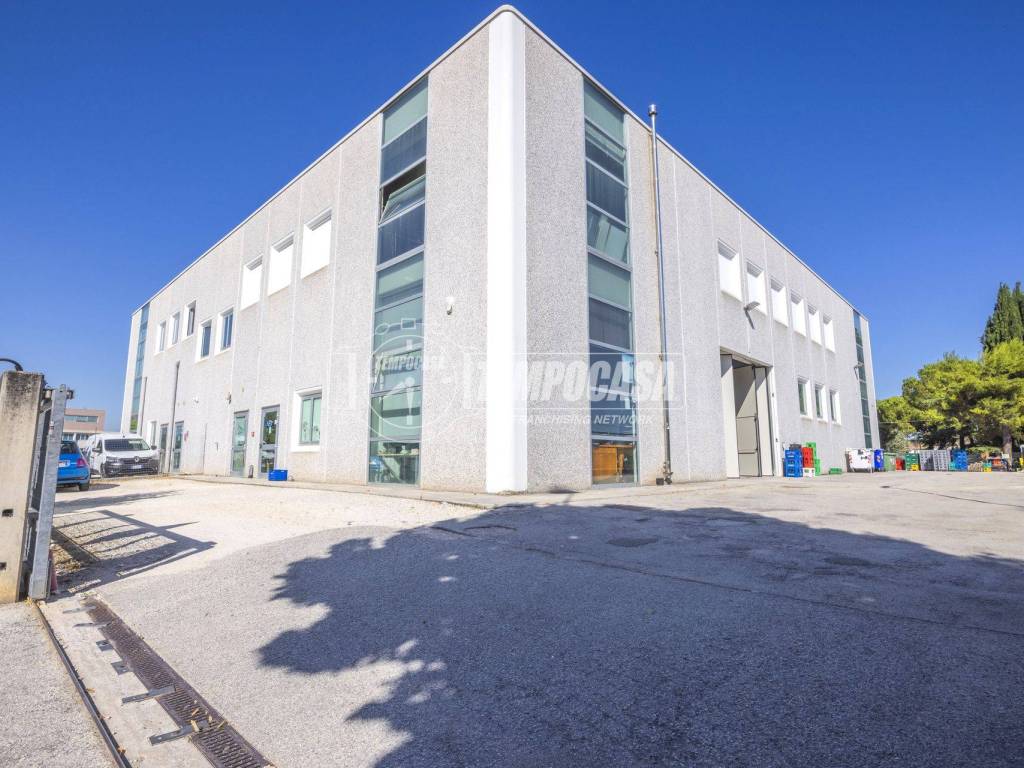 locale commerciale in vendita a Corridonia