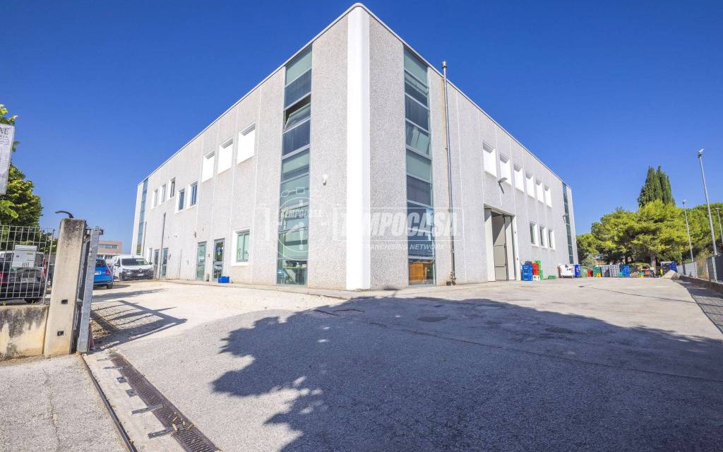locale commerciale in vendita a Corridonia
