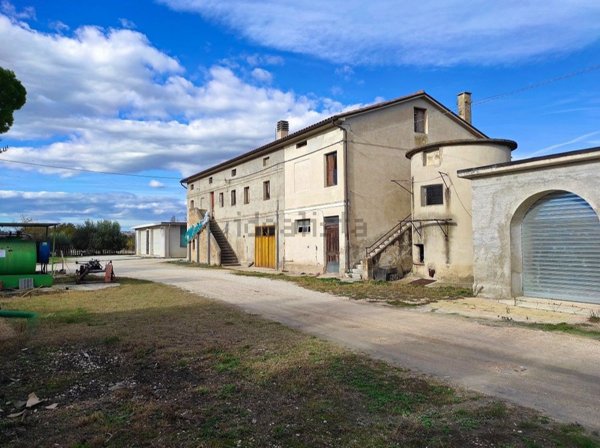 casa indipendente in vendita a Corridonia in zona Colbuccaro