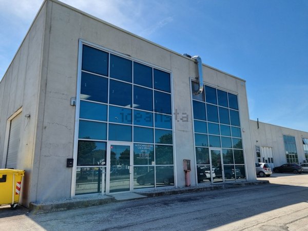 locale commerciale in vendita a Corridonia