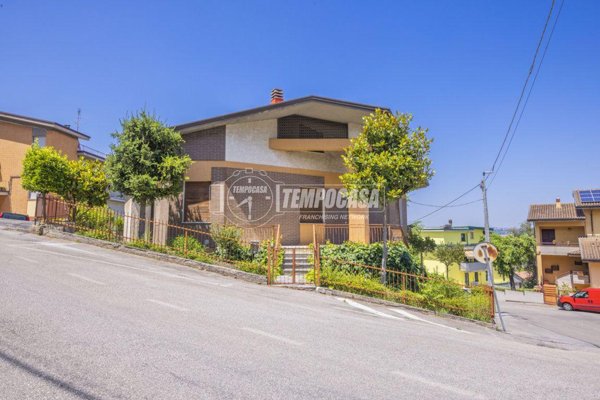 casa indipendente in vendita a Corridonia