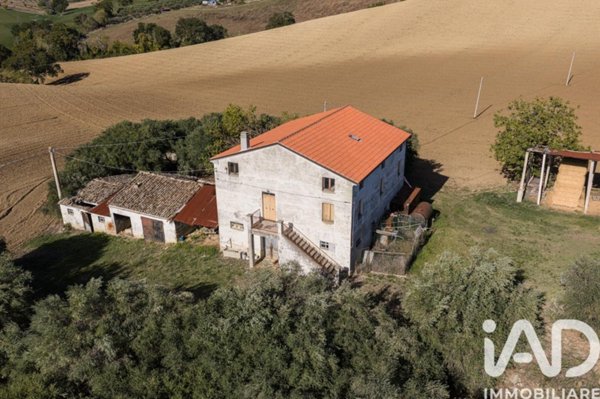 casale in vendita a Corridonia in zona Colbuccaro