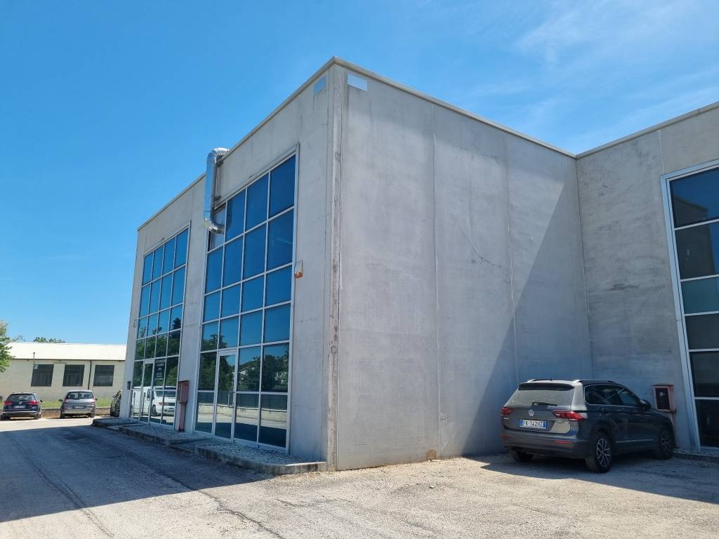 locale commerciale in vendita a Corridonia